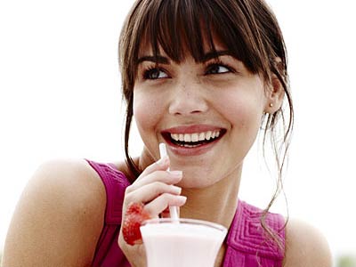 drinking-smoothie-straw