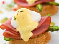 eggs-benedict-toast