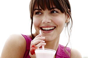 drinking-smoothie-straw