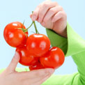 woman-holding-tomatos