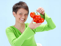 woman-holding-tomatos