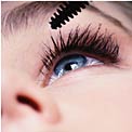 applying-mascara-closeup