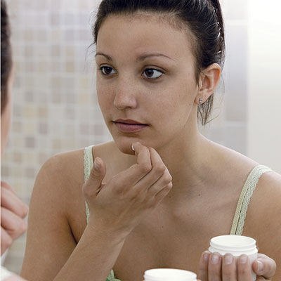 applying-zit-cream