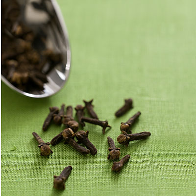 cloves-spilling-green