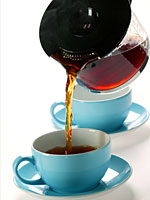 coffee-pouring-blue-mug