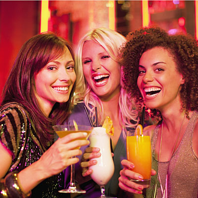 friends-sipping-cocktails