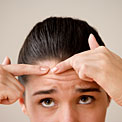 twoman-squeezing-zit
