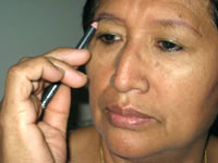 applying-eye-brow-makeup