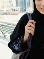 muslim-woman-travel-city