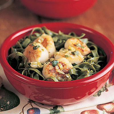 Basil Scallops With Spinach Fettuccine
