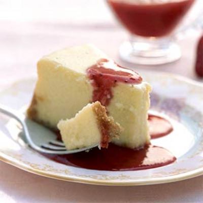 cheesecake-strawberry-sauce