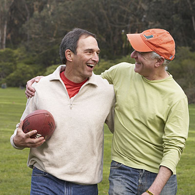 friend-play-football