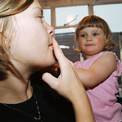 mom-daughter-cigarette