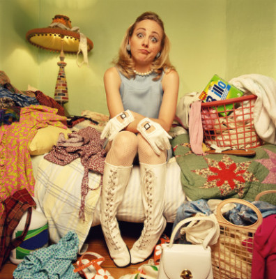 cluttered-bedroom