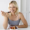 woman-eating-fruit