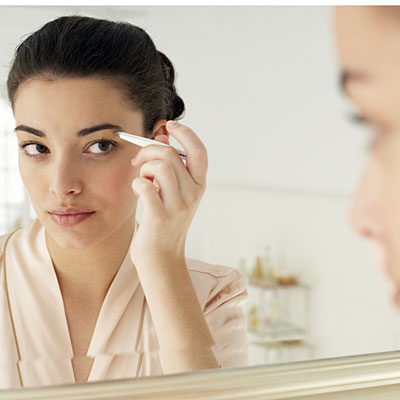 woman-tweezers-mirror