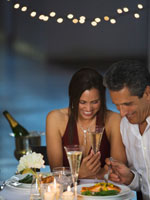 couple-romantic-dining