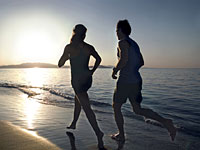 couple-run-beach
