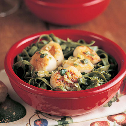 Basil Scallops with Spinach Fettuccine Recipe