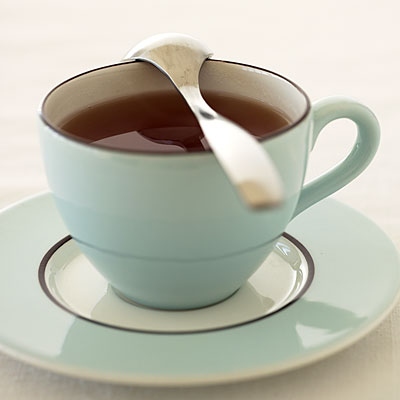 drink-tea-sore-throat