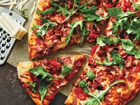 bacon-tomato-arugula-pizza