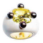 Ring of 18kt gold, caholong, chrysoberyl and Tahitian pearls, Taffin.