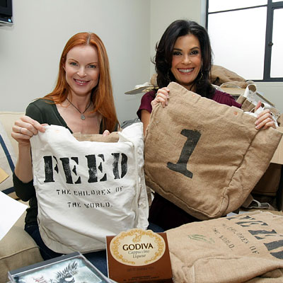 Marcia Cross, Teri Hatcher, Stuffing FEED bags for the crew of Desperate Housewives, Los Angeles