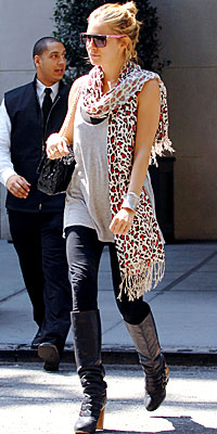 Sienna Miller, shawl
