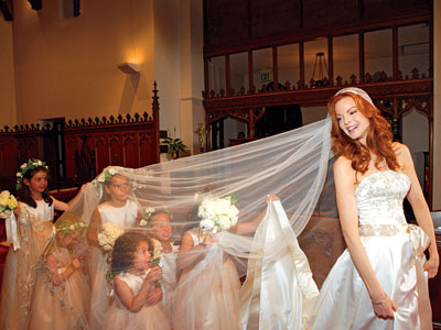http://img2.timeinc.net/instyle/images/2007/wedding/celebrity/cross_dress_400X300.jpg