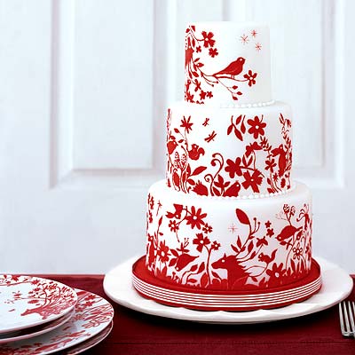 Red and white wedding cake will create an unique atmosphere as if elfs are 