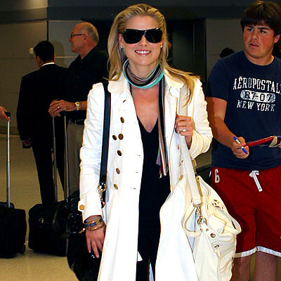 Celeb Fashion Pics on Celebrity Travel Style Outfit Kim Kardashian At Jfk Airport