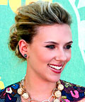 Scarlett Johansson, L’Oreal Glam Shine in Seductress, Kevyn Aucoin Basic Plum eyeliner, Bohemian Beach Spray, hair, mascara, makeup