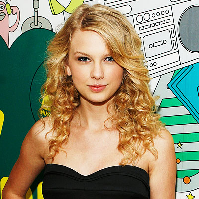 Taylor Swift - Long loose curls. Soul Brother/FilmMagic