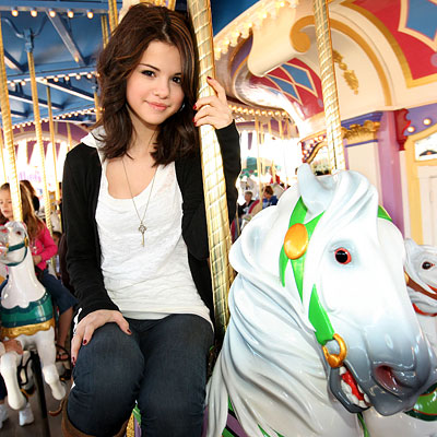 altTag= Selena Gomez, Wizards of Waverly Place, Sighting at Disney World, 