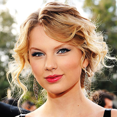 Taylor Swift seems to have it all�.including a hot trendy makeup look!