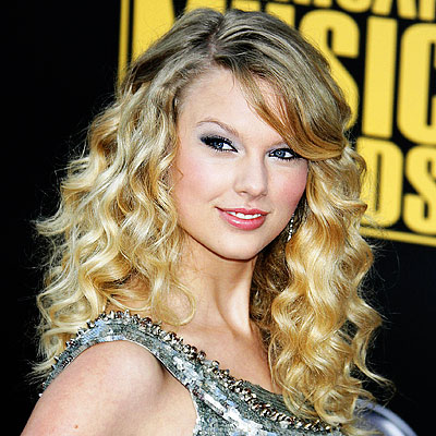 taylor swift curly hairstyles. Taylor Swift