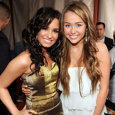 Demi Lovato Miley Cyrus in Sheri Bodell 2009 Kids Choice Awards 