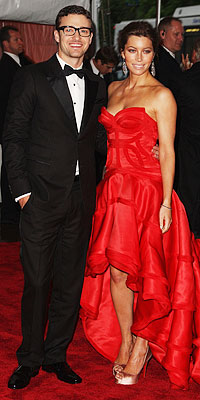 altTag= Justin Timberlake, Jessica Biel in Versace, 2009 Costume Institute gala, Metropolitan Museum of Art, New York City
