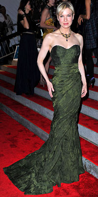 altTag= Renee Zellweger, Carolina Herrera, 2009 Costume Institute gala, Metropolitan Museum of Art, New York City