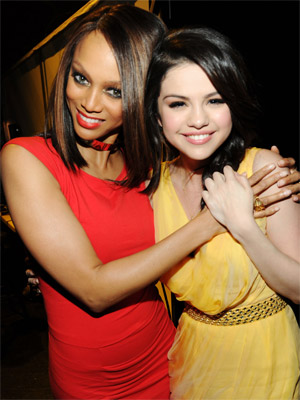 selena gomez kca 2009. Tyra Banks and Selena Gomez