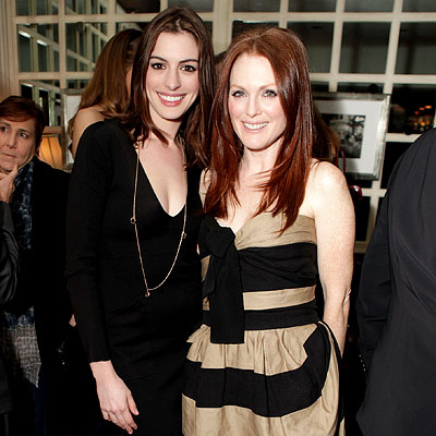 anne hathaway golden globes 2010. Anne Hathaway and Julianne