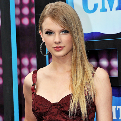 Taylor Swift's straight hair and bangs at the American Music Awards this
