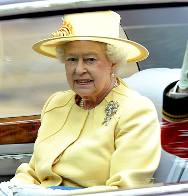 http://img2.timeinc.net/instyle/images/2011/gallery/042911-queen-elizabeth-383x400.jpg