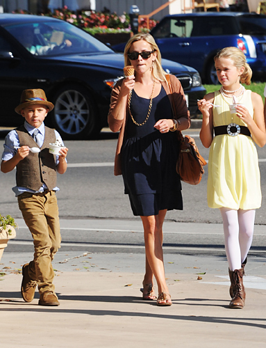 Reese Witherspoon and chilren