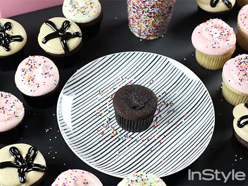 How-To Frost a Georgetown Cupcake
