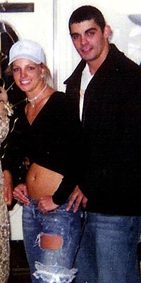 OOPS, SHE GOT HITCHED photo | Britney Spears