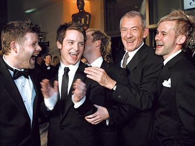 Sean  Idol on Ball Photo   Dominic Monaghan  Elijah Wood  Ian Mckellen  Sean Astin