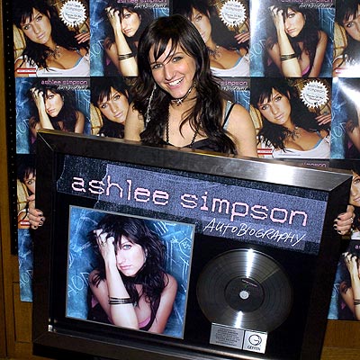 HOTTEST SIBLING RIVALRY photo | Ashlee Simpson