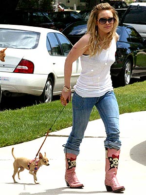 LEASHING OUT photo | Hilary Duff