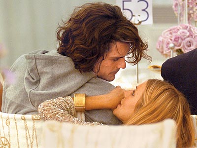 HELP FROM HER FRIENDS photo | Orlando Bloom, Sienna Miller
